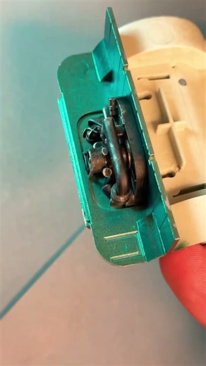 VW T1 Panel Van, Revell 1/24 — engine and battery