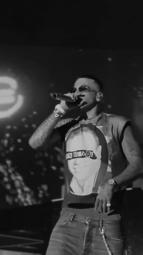 Concerti Rap on Instagram: "Mi fai impazzire 😍 📹 @paolo_falato #sfera #sferaebbasta #blanco #impazzire #amore #love #lyrics #napoli"