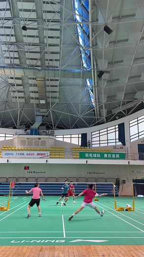 See what happens when we play against a men’s doubles pair. #zhengsiwei #huangyaqiong #zhengsiweihuangyaqiong #badminton #badmintonchina