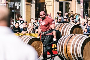 As the first event of the 2021 World's Strongest Man Final, ten finalists took on the Giant's Medley — a 1,000 LBS (450 KG) Super Yoke and a 770 LBS (350 KG) Frame Carry. | SBD World’s Strongest Man