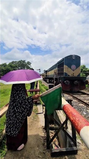 Green Flag, Clear Track! Every safe train movement begins with responsibility, #shorts #gatman