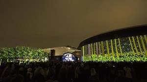 A celebration of the 'Arrival of Spring' at Museumplein Amsterdam with the art of David Hockney, the music of Remy van Kesteren and light show by Blauwe Uur. #ArrivalofSpringLIVE Next performance March 21 (20:00 & 20:45) and March 22 (20:00-21:30, no live music): http://vangogh.nl/ZBuO30o6uNa Event: Arrival of Spring LIVE | Ode aan David Hockneys lente Exhibition: Hockney - Van Gogh: The Joy of Nature. | Van Gogh Museum