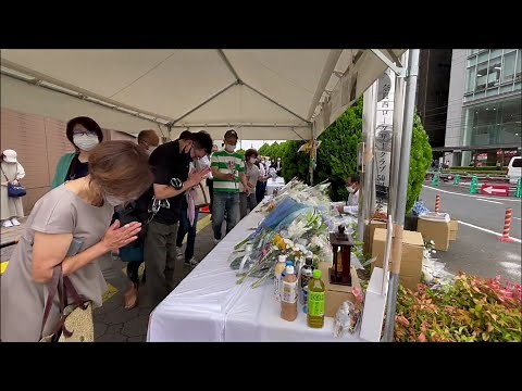 大和西大寺駅前 安倍元首相への献花 Flower offering at the place where former Prime Minister Abe was shot (2022.7.14)