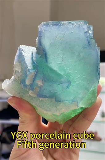 Ocean blue color 🥰💕#crystal #specimen #crystalshop #minerals #crystalhealing #crystals #fluorite #specimens #crystalmagic #calcite #crystalshopping #crystalwholesaler #crystaltok #fluritecrystal