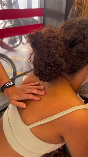 Hoje foi dia de espalhar cuidado! 💙 Realizei atendimentos de cortesia na Academia Gaviões, proporcionando um momento de alívio, bem-estar e recuperação para os alunos. Acredito que, muitas vezes, alguns minutos de cuidado são suficientes para mostrar o quanto a massoterapia pode transformar a rotina de quem treina e convive com dores ou tensões musculares. Foi um prazer conhecer cada pessoa que passou pela minha maca. Obrigada pelo carinho e confiança. Até a próxima! 🙌✨ #Massoterapia #Academia