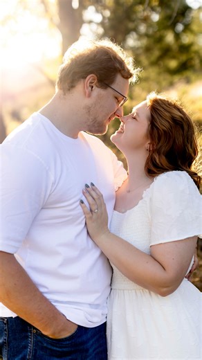 Fall is here!! Want my personal tips on how to get the best photos no matter where you are? Keep reading! ⬇️ 1. Timing & Light: Golden Hour = Magic → Aim for sunrise or sunset when the light is warm and flattering. Overcast Days Work Too. Soft light makes fall colors pop without harsh shadows. 2. Location Matters: Any place works as long as you can find fall textures:. Trees, fallen leaves, tall grasses, or even a brick wall with vines. 3. Outfit Choices: Cozy layers → Think sweaters, scarves, f