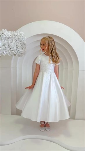 🌸 The Petals Dress 🌸 Sweet, simple, and oh-so-elegant — this short satin communion dress features delicate lace detailing at the waist, adding the perfect touch of charm and grace. ✨ 💒 Ideal for girls who love a classic look with a modern twist. 📅 October week appointments are almost full — don’t miss your chance to find the one! Book your fitting today. #PetalsDress #CommunionDress #FirstHolyCommunion #CommunionDresses2025 #ShortCommunionDress #SatinCommunionDress #LaceCommunionDress #Commu