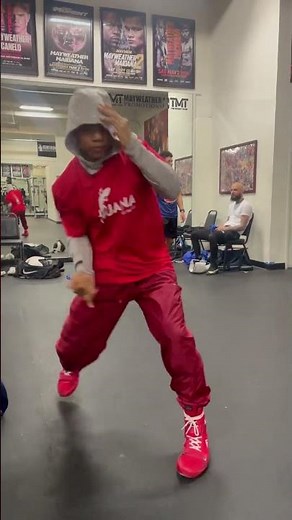 Curmel Moton warming up with shadow box at the Mayweather gym🔥