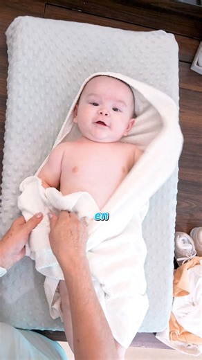 Te dejamos 2 razones por las que tu bebé debería tener una sesión de hidroterapia🤩 🌊 Estimula su desarrollo físico: fortalece músculos, mejora la coordinación y favorece el equilibrio. 🫶 Fortalece el vínculo emocional: compartir la experiencia refuerza la conexión entre el bebé y sus padres. Agenda una sesión ahora! | Ola bebé spa