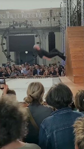 Live performance by French dancer Yoann Bourgeois#yoan #yoanjasong #performance #performanceart