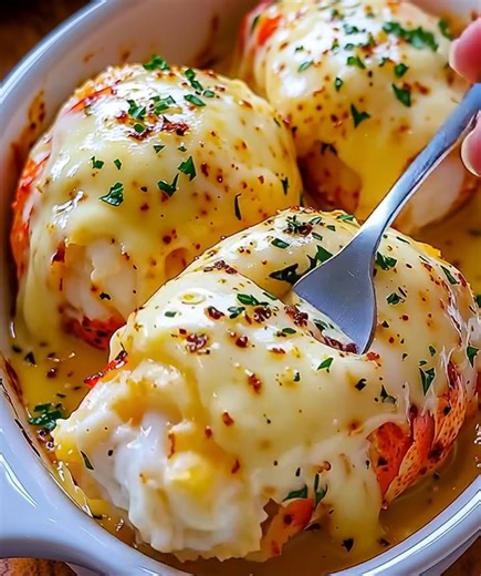 Cheesy Baked Lobster Tails 🧀🦞 A melty seafood masterpiece that’s pure comfort food royalty! 📝 Ingredients : 4 lobster tails (4–5 oz each) 2 tbsp butter, melted 1 tsp garlic powder | Tasty & Easy Recipes