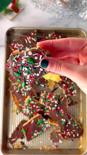 Who else loves Christmas Crack? ❤️🎄 Also called Cracker Toffee, it’s one of my favorite holiday treats. And super simple to make. Perfect as a neighbor or teacher gift or to bring to a party. It’s SO good! Recipe on the blog, link in comments. #yum #crackertoffee #christmascandy #christmascrack | Mom Loves Baking