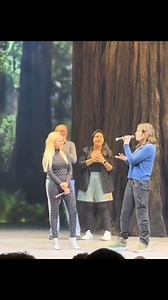 Broadway magic tonight! ✨ Kristin Chenoweth and Idina Menzel reunited for an impromptu performance of For Good at Redwood on Broadway! VIDEO: Hannah_RA (YouTube) #IdinaMenzel #kristenchenoweth #kristinchenoweth #idina #wicked #wickedforgood #wickedmusical #wickedonbroadway #Redwood #redwoodonbroadway #livesinging #livesinger @redwoodmusical @idinamenzel @kchenoweth #musical #theater #theatre #broadway #bway #showtune #showtunes #musicaltheatre #musictheater #singing #Frozen #Elsa #forgood | Broa