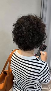 7.1K views · 18 reactions | 凌乱烫发是一种独特的短发造型，以自然飘逸的感觉为主。这种凌乱感，散发着一种随性与 # # #剪发妙招分享 | 剪发妙招分享 Pro Haircut Tips | Facebook