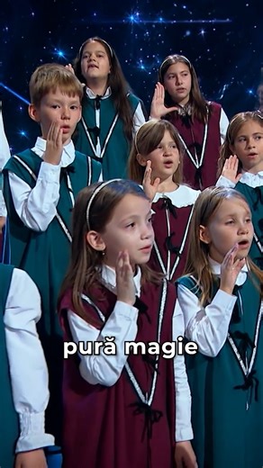 Acest Cor Adorabil De Copii A Luminat Scena Cu Energia Lor Pură Și Zâmbetele Lor Dulci. Fiecare Notă, Fiecare Cântec, A Atins Inimile Celor Care Priveau Și A Transformat Scena Într-O Atmosferă Caldă De Fericire. Marea Pasiune Care Se Înălța Din Vocile Mici A Lăsat Un Zâmbet Pe Fața Tuturor #gottalent #romaniiautalent | Romanii au talent