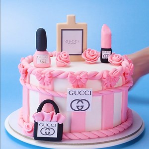 Realistic Gucci Gift Box Cake | how to decorat a Gucci Cake using stencil #cake #cakedesign #yumup #cakevideo #Chocolatelovers #Chocolate #Cakeideas #delicious #DeliciousCake | Transform Cake