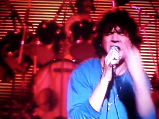 18K views · 2K reactions | Toujours d'accord pour partir Jamais sûr de revenir Pour qui vient de se marier La guerre y a rien de pire Sauf pour qui aime frémir ♫♪  "Viens danser", une chanson à redécouvrir sur l'album "Vendeurs de larmes" : https://danielbalavoine.lnk.to/VendeursDeLarmesFP | Daniel Balavoine | Facebook