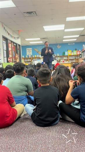 School Board President Justin Chapa spoke to Crow Elementary School second graders about what it means to be a leader in Arlington ISD! 💙 | Arlington ISD