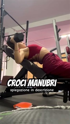 Croci manubri su panca inclinata