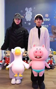 14K views · 1K reactions | Xiao Xiami and Xiao Dragon Boat Festival are dancing together again Pearl Curtain Yu Curtain Bohan 张西伟 小碰了 # #Fu | ZhangXiwei | Facebook