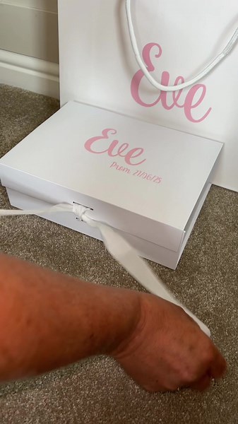 Perfect prom gift! 💕 #foryoupage❤️❤️ #foryou #prom #promgifts #prompresents #prom2025 #personalisedgifts #gifts #leavers2025 #4u #giftset #4urpage #xyzbca #viral #prom25 #giftideas #promgiftsets