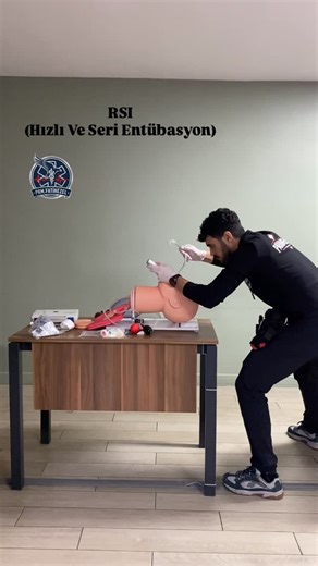 Paramedik Fatih Ezel on Instagram: "Hızlı ve Seri Entübasyon (RSI) Nedir? Dakikaların değil, saniyelerin bile önemli olduğu durumlarda; hastayı bilinç kaybına uğratıp hızlıca entübe etmeyi sağlayan, kontrollü ama agresif bir hava yolu yönetim tekniğidir. 🔹 Amaç: ➡️ Aspirasyonu önlemek ➡️ Hava yolunu en hızlı şekilde güvenceye almak ➡️ Oksijenlenmeyi korumak ➡️ Hemodinamik stabiliteyi mümkün olduğunca sürdürmek 🔹 Temel Adımlar: 1️⃣ Hazırlık: Ekipman, ilaç, monitör, plan A–B–C 2️⃣ Preoksijenasyo