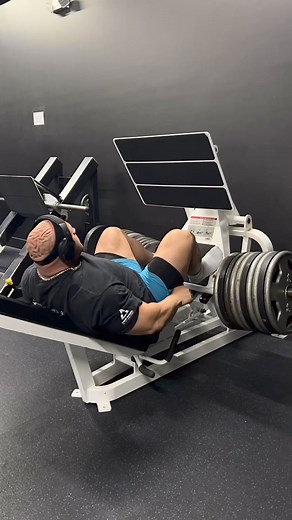 "Most headwrinkles this side of the Mississippi" - Justin O'Donnell #blackstonelabs #blackstonelabslegion #fitnessmotivation #bodybuilding #legday | Blackstone Labs