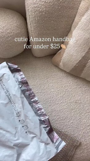2.4K views | under $25 + comes in 4 colors! would make the perfect gift❤️ comment I NEED THIS below + I’ll send you the link #amazonfashion #founditonamazon #amazonfinds Amazon fashion finds | suede style handbag | amazon prime deal | viral unboxing video | trending now | amazon suede handbag | handbag obsessed | fall must have | #handbag #handbagaddict | Jaclyn De Leon Style | Facebook