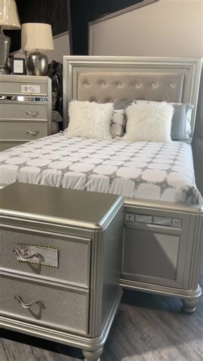 Elegant Bedroom Set with Mirrored Accents