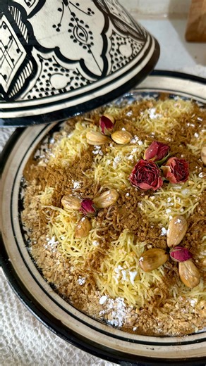 @yams.cook on Instagram: "SEFFA MADFOUNA TRADITIONNELLE👇🏼 La recette traditionnelle marocaine, une recette délicieuse, parfumée et hyper simple à réaliser quand on suit bien toutes les étapes. 🤍 👉🏼 Abonne-toi ici @yams.cook pour plus de recettes traditionnelles spéciales Ramadan 🕋 📌 Enregistre bien la recette pour ne pas la perdre INGRÉDIENTS Pour le poulet & la sauce 👇🏼 • 1 poulet entier coupé en morceaux ou 4 cuisses de poulet • 3 gros oignons rouges émincés • 1 cuillère à café rase d