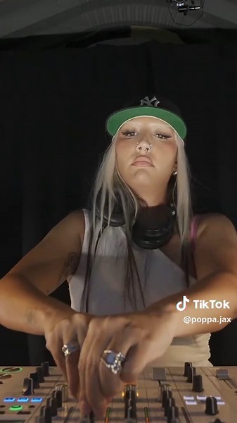 Maori Female DJ Transition in Auckland: Crazy Transitions and Traveling Spots