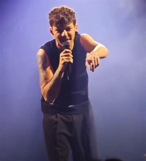 Louis Spots A 1D T-shirt In The Crowd #louistomlinson #funny #onedirection #1D #lemonade #singer