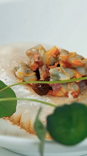 Casper Sobczyk on Instagram: "Capas 5-retters signatur-menu 1 september Hjemmelavet ravioli på torske-hummersouffle Med jomfruhummerbisque Stegt dansk torskeryg Bacon og skummende miso-muslingesauce Kalv og svampe Smør og ristet hasselnød Peberbøf au poivre af oksemørbrad Pebersauce, pommes rösti og salat Solbærdrøm Solbæris, chokoladeganache og luftig chokolade En dele-smørbøf kan tilkøbes for 650,- 5 retter 699,-"