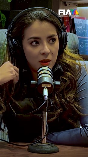 ¿Por qué persiguen a la #GeneraciónZ? Anna Lu, presentadora de Hechos Primera Línea, narra su experiencia desde la Marcha de la Generación Z en el Zócalo capitalino. Lo que inició pacífico, terminó entre nubes de gas extintor y el derribo de las vallas de Palacio Nacional. Ella cuestiona: ¿Por qué el Estado criminaliza y persigue a los jóvenes que actúan por México, mientras el crimen organizado opera impunemente ? Escucha la crónica completa con Alex Huitrón y Anna Lu en #DetrásDeLosHechos, una