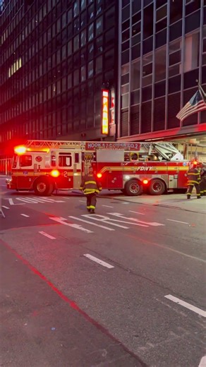 🚨FDNY Ladder Co. 2 backing into quarters.