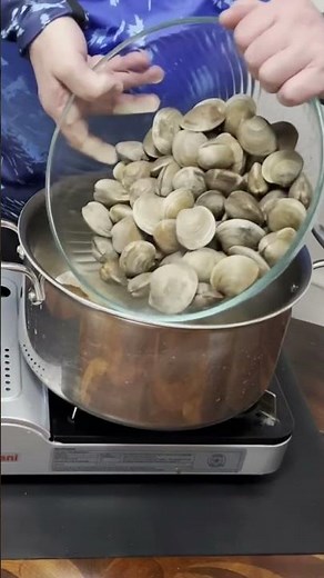 Linguine with clams in a white wine sauce