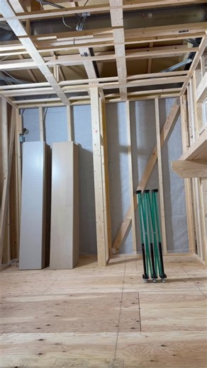 【公式】Buildsy on Instagram: "のび台の「伸縮方法」について 📸 撮影： @84yosuke ありがとうございます🙌 「手が短くて開きにくい！」 という声、実はよくいただきます👀 でも実は…💡 長手方向からよりも、短手方向からの方が開きやすいんです！ この方法、 みなさん気付いていましたか？🤔 ちょっとしたコツですが、 知っているだけで使いやすさが変わります💪 ぜひ一度試してみてください！ のび台を販売しているBuildsyです！ フォローお願いします👉 @buildsy.official ⸻ #のび台 #Buildsy #作業台 #折りたたみ作業台 #現場の知恵"