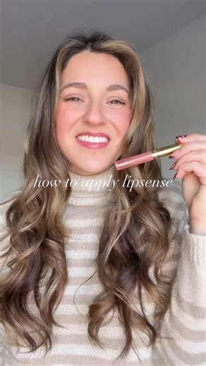 Whitney Shofner on Instagram: "How to apply Lipsense 101! Save this for when your color comes in or to refer back to!😁😘💋 1. Start with clean and dry lips! 2. Apply a thin layer of LipSense in one direction! 3. Add 1-2 more layers, letting each dry a few seconds before applying the next! 4. Finish with a LipSense gloss to seal and shine! (Must take step! Cannot skip!) Smudge proof and long lasting! It’s being able to give kisses without color transfer and drinking from my coffee mug or owala w