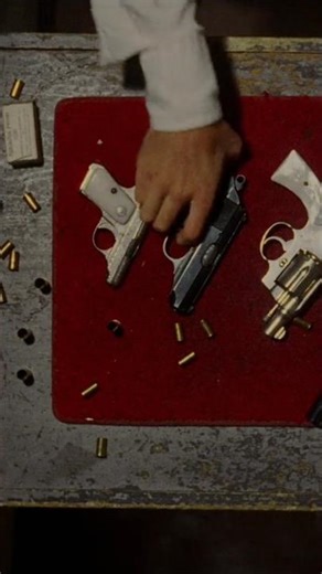 Robert De Niro uses a S&W Model 29, S&W Escort, Astra Constable S&W Model 36. Taxi Driver (1976) 📽