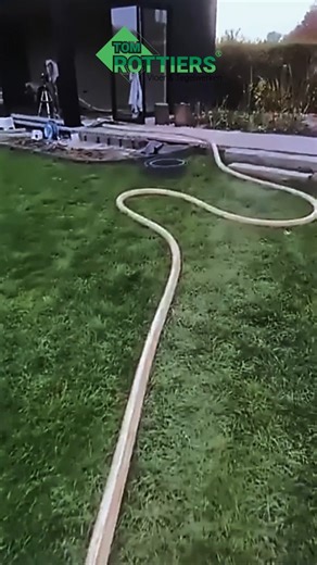 Een Sterke Vloer Start Hier. Tom Rottiers – De Fundamenten van Kwaliteit. Een duurzame vloer begint bij een chape die tot op de millimeter klopt. Bij Tom Rottiers verzorgen we het volledige traject: isolatie, chape en perfecte afwerking. ✅ Strakke chapewerken voor een superstabiele basis ✅ PUR, EPS of akoestische isolatie – precies wat jouw woning nodig heeft ✅ Afwerking met tegels, parket of natuursteen, tot in detail geplaatst ✅ Nieuwbouw én renovatie, volledig gecoördineerd Met meer dan 900 t