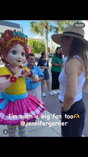Robin Preiss Glasser on Instagram: "Having Disney create an animated show around Fancy Nancy was a dream I never would have known to dream, but moments like this just slay me. Thank you Ms. Garner for being a true FNer- because being truly fancy is the love within your heart. @jennifer.garner #fancynancy #fancynancyinspired #fancynancyillustrator @harperkids @thebookgrp @_disneyjunior @fancynancybookofficial #fancynancybooks #fancynancydisney"