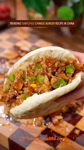 Trending simplified Chinese burger recipe in China. Do u want to try? #recipe #cooking #chinesefood #burger #comfortfood | foodiechina888