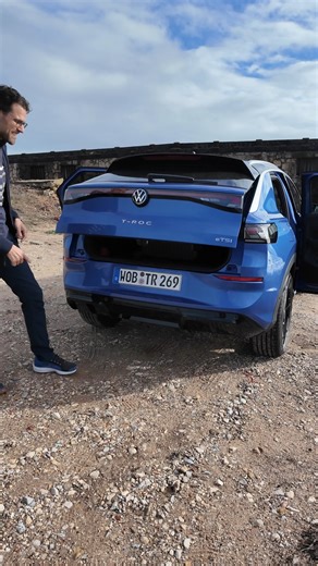 💡Trunk / boot features of the all-new 2026 VW T-Roc! It is now at 4,37 m or 172“, means 12 cm or 5“ longer, also moving it closer to the VW Tiguan, at least length wise. The design is more aerodynamic, it is built in Portugal and features a new 13“ infotainment in the interior. Next to MHEV engines, it will for the first time in the corporation feature full hybrids / HEV. #volkswagen #vw #vwtroc #volkswagentroc #troc #cartechnology #cartech | Autogefühl