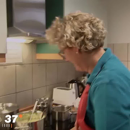 Christiane ist eine Kochkünstlerin, die Sterbenden letzte Essenswünsche erfüllt. Zum #Welthospiztag wollen wir euch nochmal auf unseren 37 Grad-Film mit ihr hinweisen: "Der Geschmack von Leben": ly.zdf.de/c66/ | 37 Grad