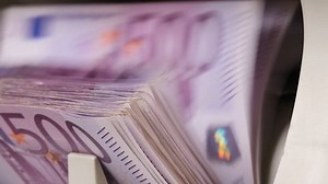 clip-25589231-cash-money-counting-machine-banknote-counter-five