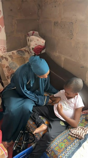 Mtoto wangu Glory Leo Alifurahi Kuniona Sanaa ♥️♥️♥️🩷🩷🩷🩷 Nilimtembelea Kumpelekea mama ake Cha kugawia Mwezi alhamdulilah🙏🏽🙏🏽🙏🏽