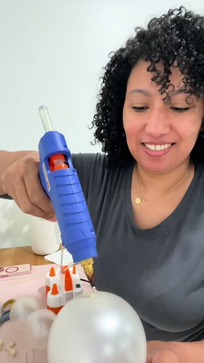 Here’s the #stepbystep #tutorial on how to create the balloon strand of pearls without using linking balloons. I had so many people on my last video saying I should have just used linking balloons, but this shade of pearl doesn’t come in the linking ones. That is why you always need to have a plan B. I could have used linking metallic white balloons, but I wanted this exact shade and was not settling for anything else. #balloons #balloonpearls #balloontips #balloontutorial #balloonartist