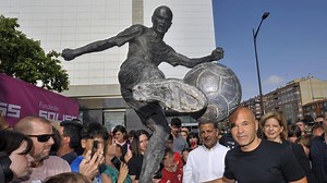 Andrés Iniesta visita su escultura en honor al gol que nos hizo campeones del mundo - Castilla-La Mancha Media