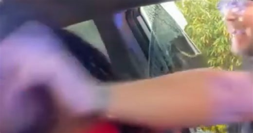 «O esci o rompo il finestrino». Poi il pugno, e un secondo (sul volto)