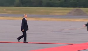 🚨HISTORIC MOMENT🚨 Russian President Vladimir Putin lands in US Soil to a king's welcome. Donald Trump flies B-2 stealth bomber directly over Vladimir Putin's head in a show of might. President Putin boards the US President official Car the Beast alongside Donald Trump. Over 500 million people tracked Putin's plane Journey to the US, Over 1 Billion People streamed Putin's arrival to the US. Zelensky typing and deleting... Awuoro! | Jaramogi Allan Ofula